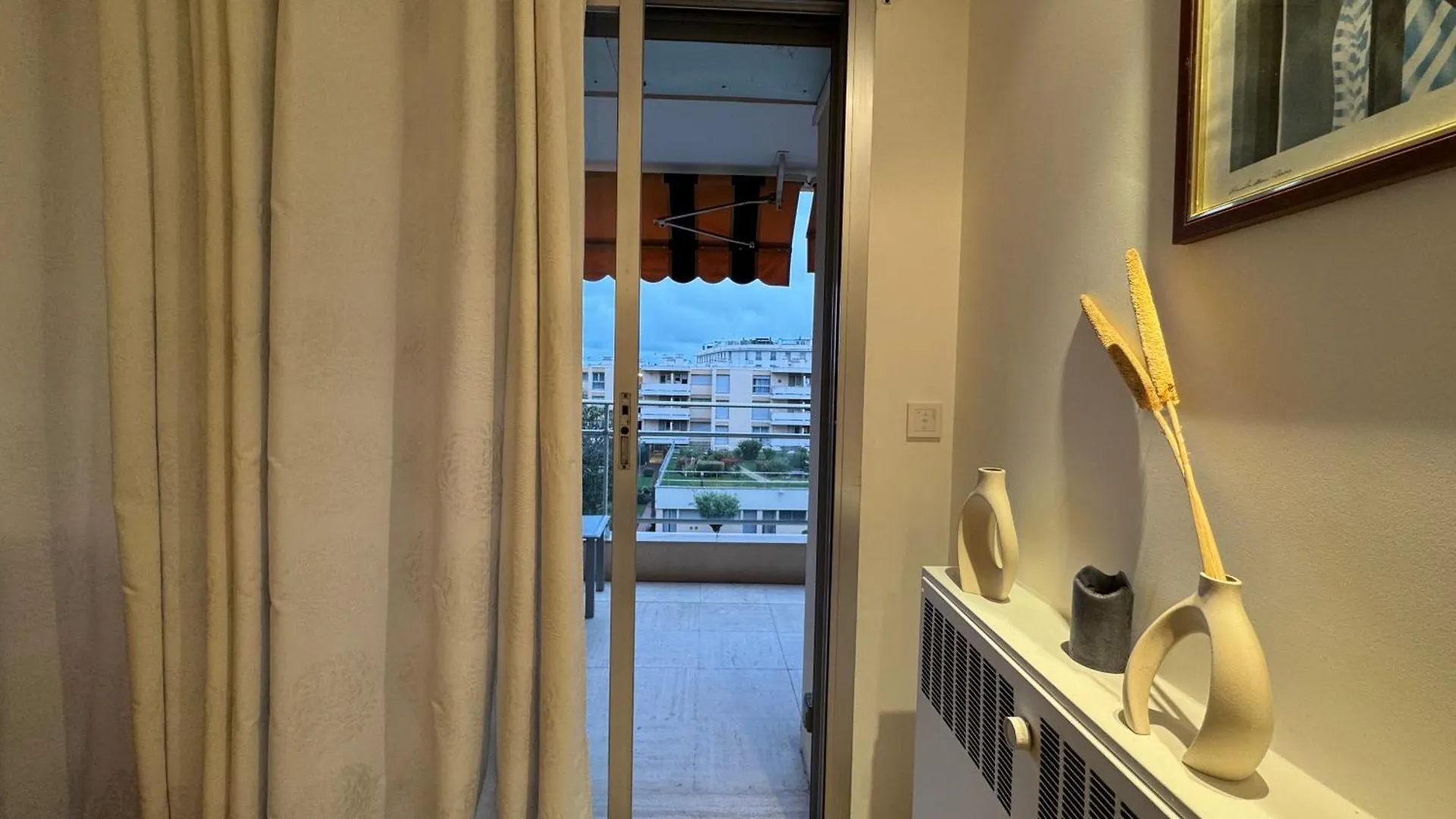 90 M2 Palm Beach Apartment With 2 Balconies Very Stylish And Central Cannes Francja
